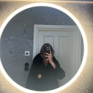 Metoine jacka  - Säljer nu denna suuuperfina jacka från Metoine. Den är tunn i materialet och är perfekta vårjackan! Älskar verkligen denna<33 Hör av dig vid intresse!! 