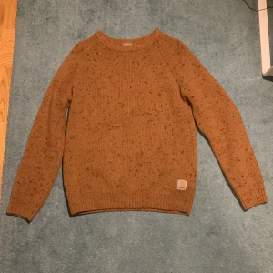 Brun stickad carhartt sweatshirt - Tjena! Säljer min carhartt sweatshirt pga för den är för liten för mig. Pris kan diskuteras.