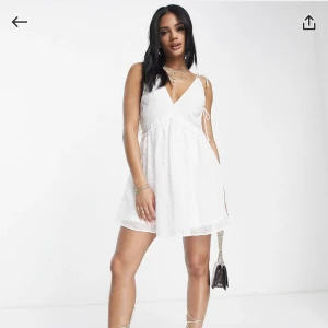 Klänning  - Klänning från ASOS i storlek 38. Perfekt till studenten. Aldrig använd då den inte passar mig.