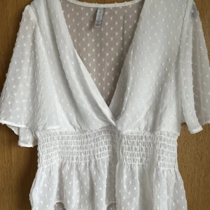 Vit blus - Så fin blus men jag använder den inte då den tyvärr är lite stor på mig, så den är som ny. Skulle säga att den passar s-m