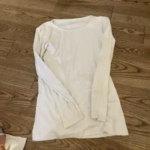 En fin vit tröja som är nästan oanvänd 