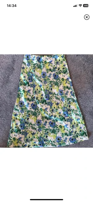 Sommarkjol - Fin mönstring kjol man kan ha som lågmidjat och högmidjat. Väldigt fin och somrig🥰 storlek XS men skulle säga att de passar till S också för den är stretchig. 3 FÖR 2 PÅ ALLT I MIN PROFIL!!