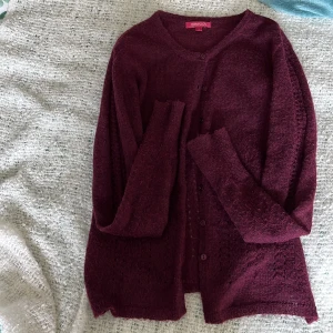 Stickad kofta - Jätte söt vinröd/lilaaktig stickad kofta från indiska, storlek M!