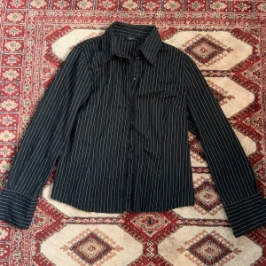 Skjorta  - Cool randig skjorta i mycket bra skick. 