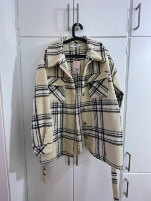 Jacka storlek 40 - Säljer en helt ny oanvänd jacka från missguided. Den är i storlek 40 