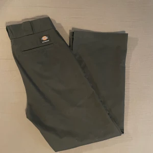 Svarta Dickies Byxor W28 - Säljer min svarta Dickies byxor. Köpta på Surfers / Varberg. Inte använda särskilt mycket / inget slitage.