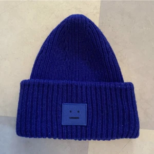 Acne mössa  - Säljer min acne mössa som är använd fåtal gånger, nypris 1500kr💙 Säljer för 900 + frakt! Hör av er😙 