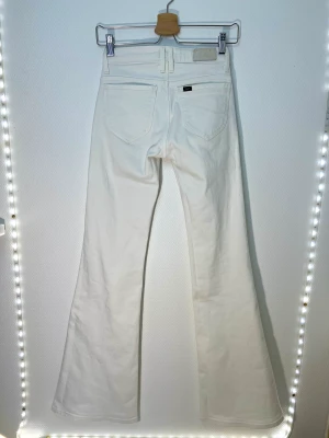 Låg midjade utsvängda jeans från lee  - Storlek 24 Midja: 66cm Benlängd: 80cm