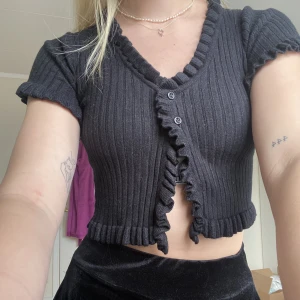 Topp - Jätte söt topp från chiquelle, står ingen storlek på den men skulle säga att den passar XS/S! Kan skickas gratis med frimärken annars kostar frakten 59kr❤️