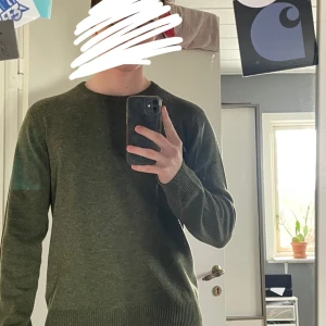 East West Stickad Tröja - Sprillans ny East West stickad tröja för 899kr. Aldrig använd, endast testad då den var för liten för mig, skulle säga att den passar M/liten L. Nypris som sagt är 899kr men släpper för 300kr