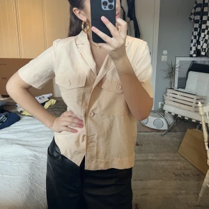 Rosa blus - En jättefin smutsrosa knappblus, perfekt passform! Från mango, jag har aldrig använt den så nu är det dags att sälja!💘💘💘