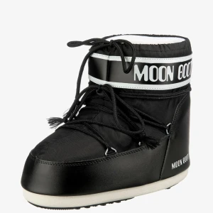 Moonboots - Säljer dem för får ingen användning av dem. Kvalitet bra storlek 37/38 passar mig som har 38 i skor. Köpte förra året för 2000kr
