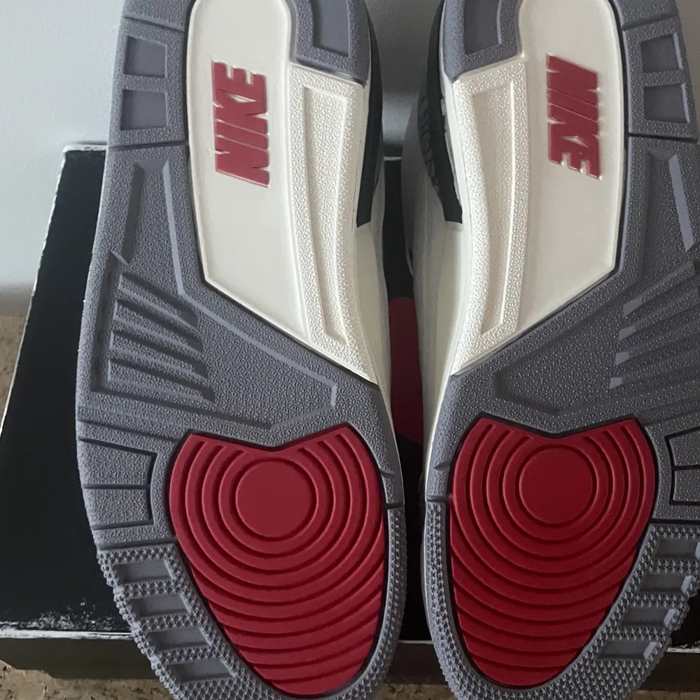 //Air Jordan 3 White Cement Reimgined🤍//. Populär sko i populär färg🐼.// Storlek 43 (US 9,5).// 10/10 skick💎//. Alla tillbehör, box och kvitto medföljer🐦//. Köpta på SNS🐬.// bara att höra av sig med frågor, fler bilder🌏\\.. Skor.