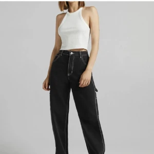 Carcojeans - Supersnygga cargojeans från Bershka, använda fåtal gånger, nypris 360kr. Säljer då de är för långa för mig 💛
