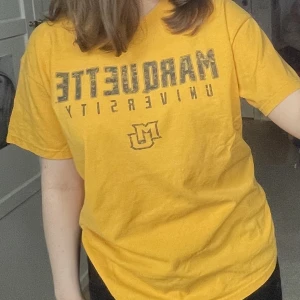 Gul t-shirt  - Skön gul t-shirt med svart text i gott skick 🤩 Kan Mats i Stockholm eller så står köparen för frakt ❤️