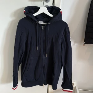 Moncler hoodie  - Säljer min moncler hoodie för att den ej används