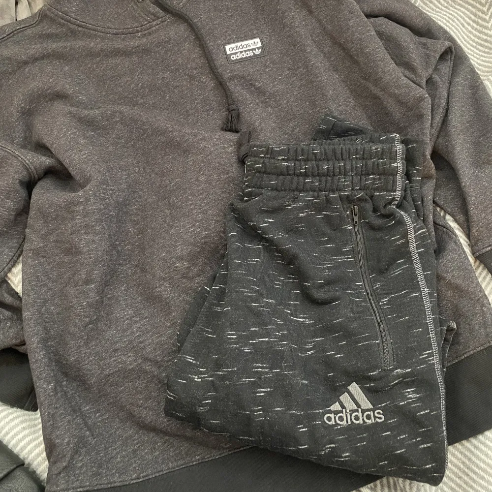 Säljer detta adidas mjukis det. Aldrig använd. . Jeans & Byxor.