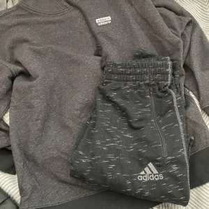 Adidas mjukis set - Säljer detta adidas mjukis det. Aldrig använd. 