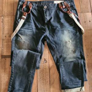 Superfina jeans ZOE från Circle of trust, med hängslen. Jeansen kan bäras både baggy och tighta. Fint skick. Nypris 1.395.
