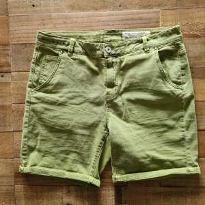Nästan oanvända olivgröna shorts från nederländska Circle of trust. Nypris 995.