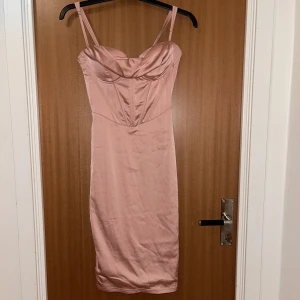 Festklänning  - En korsett satin klänning. Använd vid endast ett tillfälle 