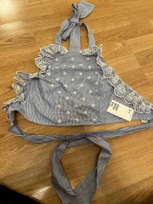 Ny halterneck croptop! - Ny fin omtalad croptop med halterneck från hm! Storlek 32 men passar 34 bättre! Jättefin, med prislappen kvar!