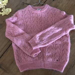 Drömmig rosa tröja från Twist & Tango. Skick: Som ny, aldrig använd. Storlek: S, men oversized i modellen. Material: 49% Mohair, 32% Ull, 19% polyamid. Väldigt mjuk och varm. Köpt för ca 2000kr. Säljer för 700 då den inte kommer till användning. 