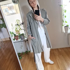 Grön trenchcoat 100% viskos  - Tredje bilden gör inte färgen rättvis, men ville visa den upphängd. Kappa perfekt till våren. 100% viskos. // står 44 på lappen, men perfekt något oversize för mig (36/38). SOM NY!