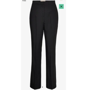 Svarta kostym byxor  - Sköna och bekväma svarta kostymbyxor, helt oanvända med lappen på. Tyvärr lite för små för mig så behövde sälja. Längden var dock perfekt och jag är 165 cm lång. Har du XS i byxor så borde dessa passa dig.  Nypris 400 kr