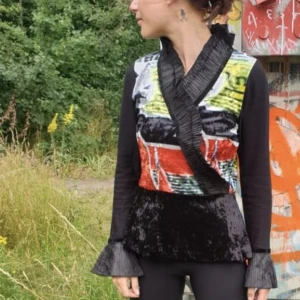 Vintage 90-tals tröja - Färglag tröja för festen! Krossad sammet. 