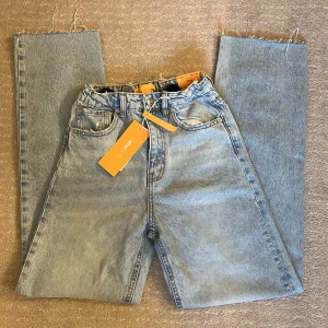 Jeans - Säljer mina Gina Young jeans som är helt nya. Säljer dessa för att jag inte tyckte det satt bra på mig.💞kontakta för frågor eller bilder.🫶🏼🫶🏼 kram