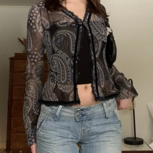 Meshkofta - Tunn mönstrad kofta i mesh och med spetskanter, från märket Josephine & Co! Har fler knappar som kan knäppas 🖤