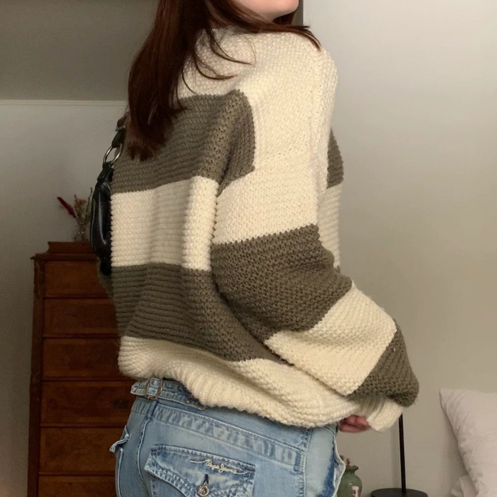 Mysig vitgrön-randig stickad oversized tröja, originellt från Bikbok! Står stl M men passar nog både större och mindre 🐻. Stickat.