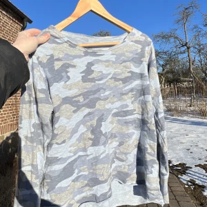 Tröja - Mysig kamouflage tröja i blått med glitter:) 