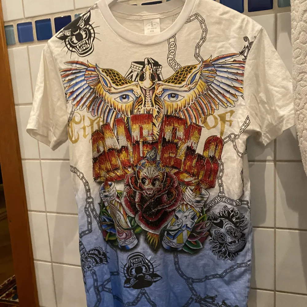 T shirt med tryck ifrån Christian audigier . T-shirts.