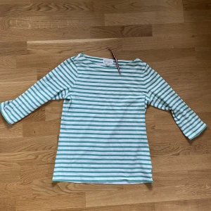 Grön randig tröja - Heej! Säljer denna gröna randiga trekvartströja. Den är från Lindex och jag har i storlek M och den passar bra på mig! Det är bara att fråga om ni undrar något. 