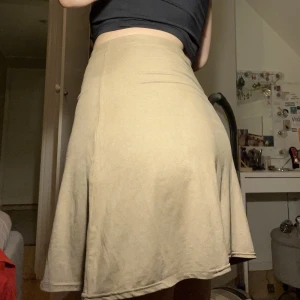 Beige kjol - Supersnygg beige kjol. Lätt att matcha och passar till det mesta 