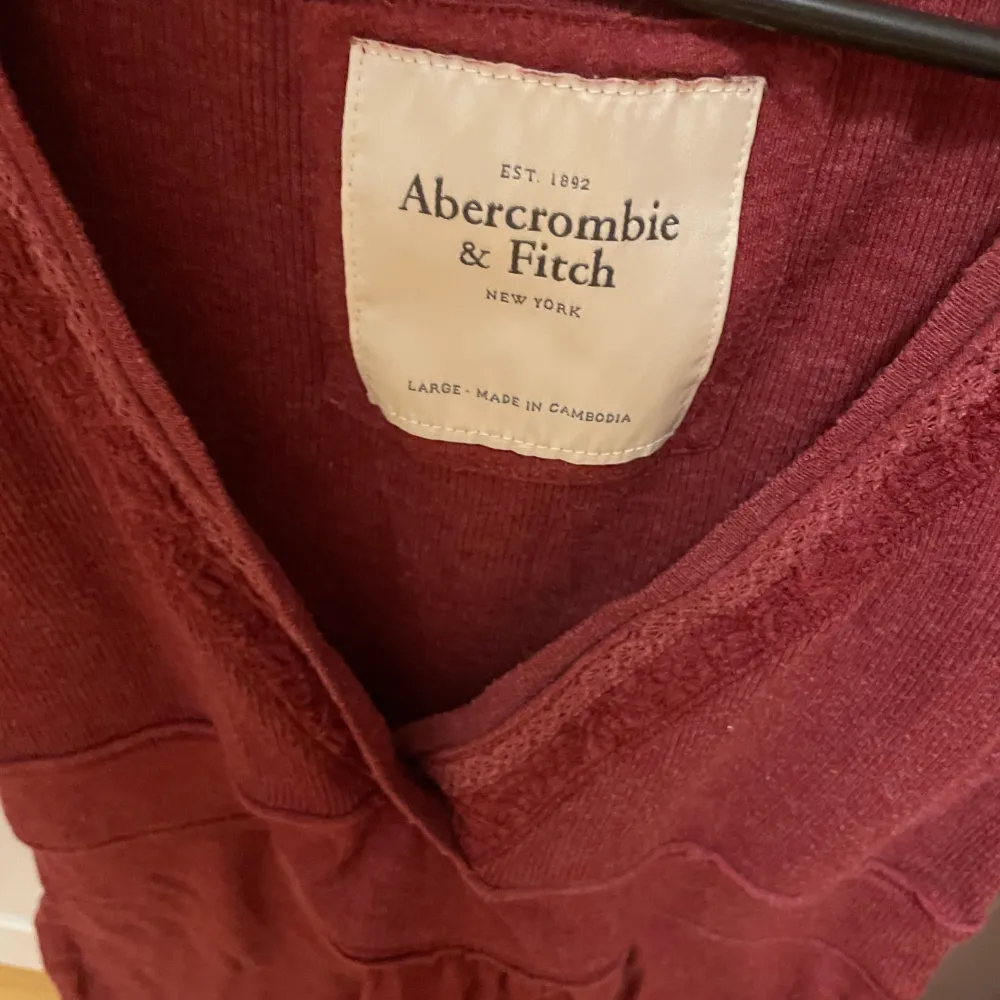 Babydoll topp från Abercrombie and Fitch. Storlek L men passar S bra. Köpt här på Plick, aldrig använd utav mig❣️. Toppar.