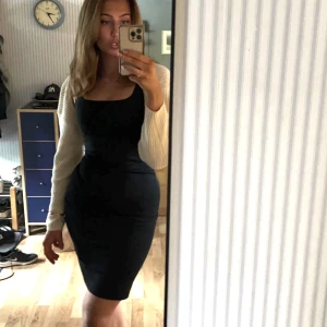 Svart klänning  - Svart tajt klänning från zara❤️använd typ 3 ggr