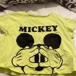 Säljer denna neongröna T-shirt med mickey mousse på! Perfekt tröja för lite yngre barn!!