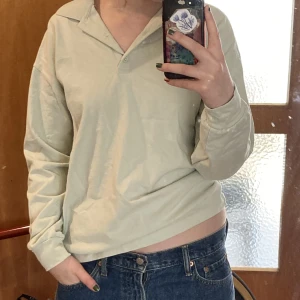 Långärmad tröja - Långärmad lite tjockare tröja med knappar och krage.