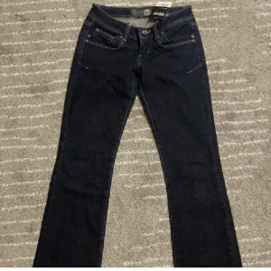 Lågmidjade mörklblåa jeans - Jättesnygga lågmidjade mörkblåa jeans! Midjemått: 35cm (på en sida) och Innerbenslängd: 75cm 💓 Gratis frakt på dessa om man köper via plick, så passa på! 