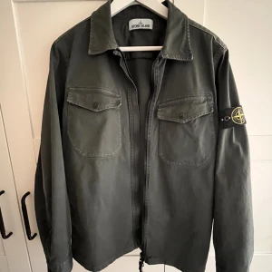 Stone Island Overshirt  - Overshirt i en urtvättad olivgrön färg  Storlek Medium  Nypris 4 000:- Knappt använd!  