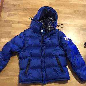 Burberry Detchable Sleeve Puffer Jacket - skick 9/10 storlek L  avtagbara armar och luva, kan göras till en väst.