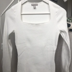 Stickad topp - Stickad topp från HM i stl M. Sitter något löst på mig som normalt har S/M i överdelar