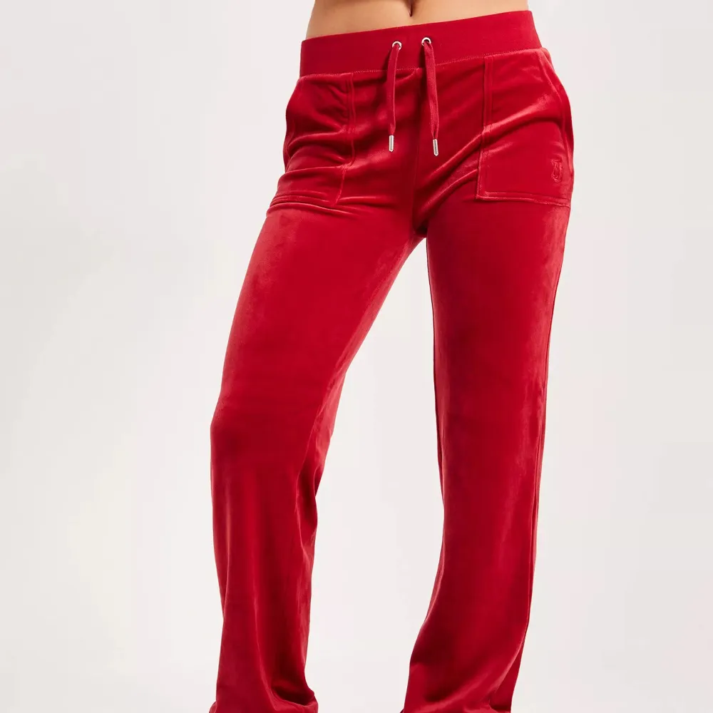 Hej jag säljer mina röda juicy byxor i storlek S. Jag köpte dom för typ 3 månader sen. Köpte för 1100kr. Dom kanske är andvända 5 gånger. Säljer dom då byxorna har kommit till lite andvändning💖. Jeans & Byxor.