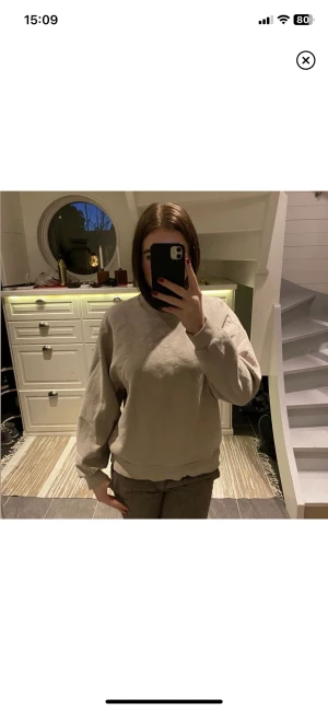 Sweatshirt  - Beige sweatshirt som sitter perfekt. Om du har fler frågor skriv gärna till mig:)) 3 FÖR 2 PÅ ALLT I MIN PROFIL!!