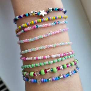 Armband  - 15 kronor styck! Först till kvarn och gäller endast de på bilden. Gör även custommade