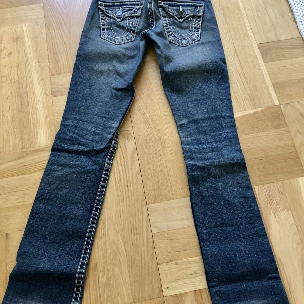 Så snygga True Religion jeans med diamant detaljer. Lowrise med raka ben. Tyvärr har diamanterna lossnat på bakfickorna, men går att sätta på nya. Innerbenslängd: 77cm. Storlek: 24.. Jeans & Byxor.