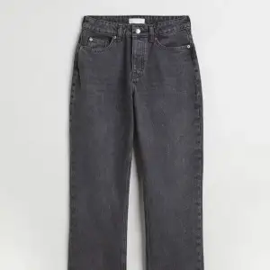 Ett par jättefina jeans från H&M i storlek 44. Bara använda några gånger och säljer ändats då de har blivit för stora på mig. Originalpris 400kr och säljer för 150kr